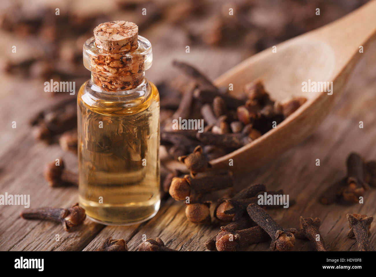 Nelkenöl in einer Flasche Glas Nahaufnahme auf dem Tisch. horizontale Stockfoto