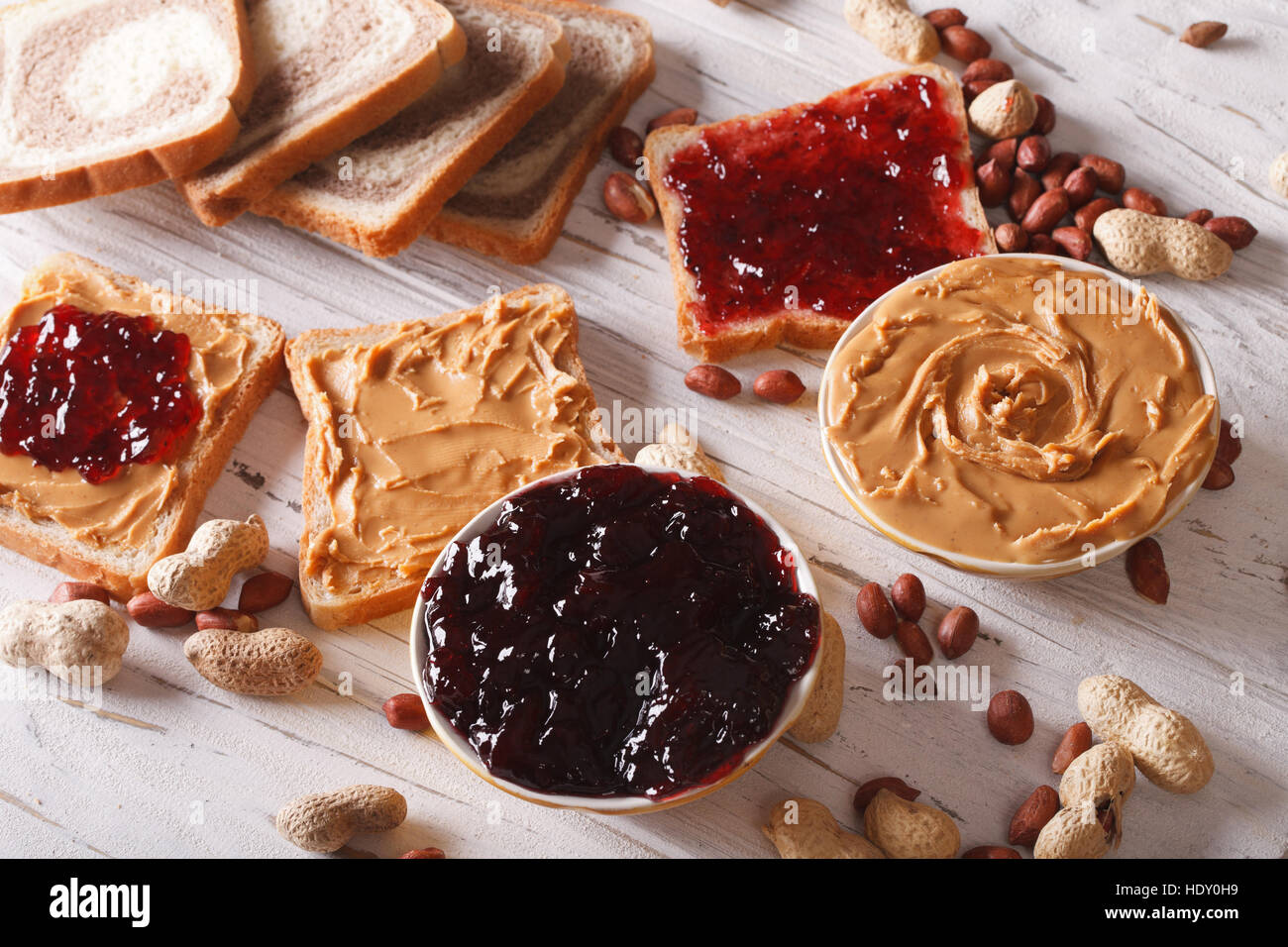 Toast mit Erdnussbutter und Gelee-close-up auf dem Tisch. horizontale Stockfoto