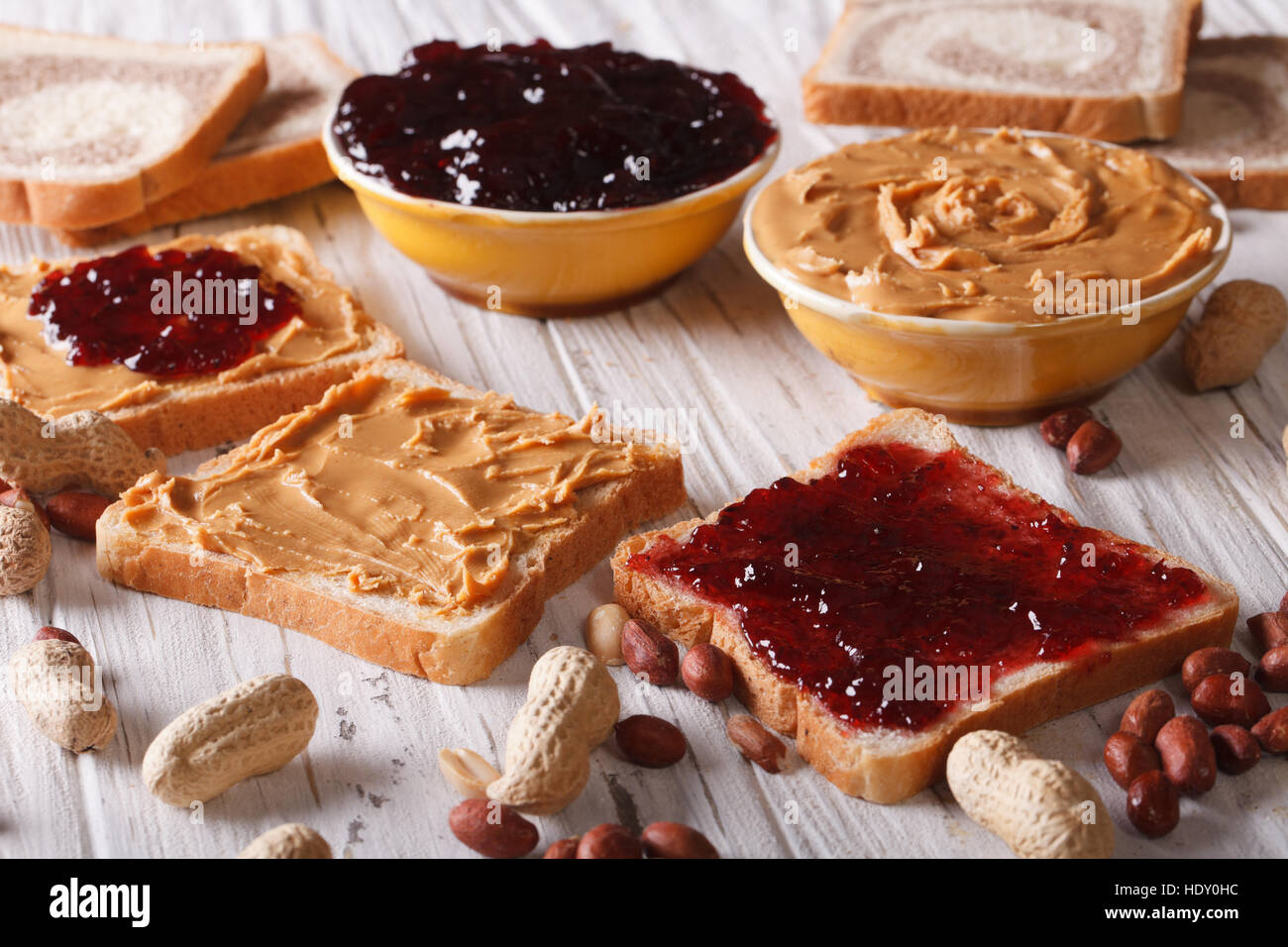 Sandwiches mit Erdnussbutter und Marmelade auf dem Tisch. horizontale Stockfoto