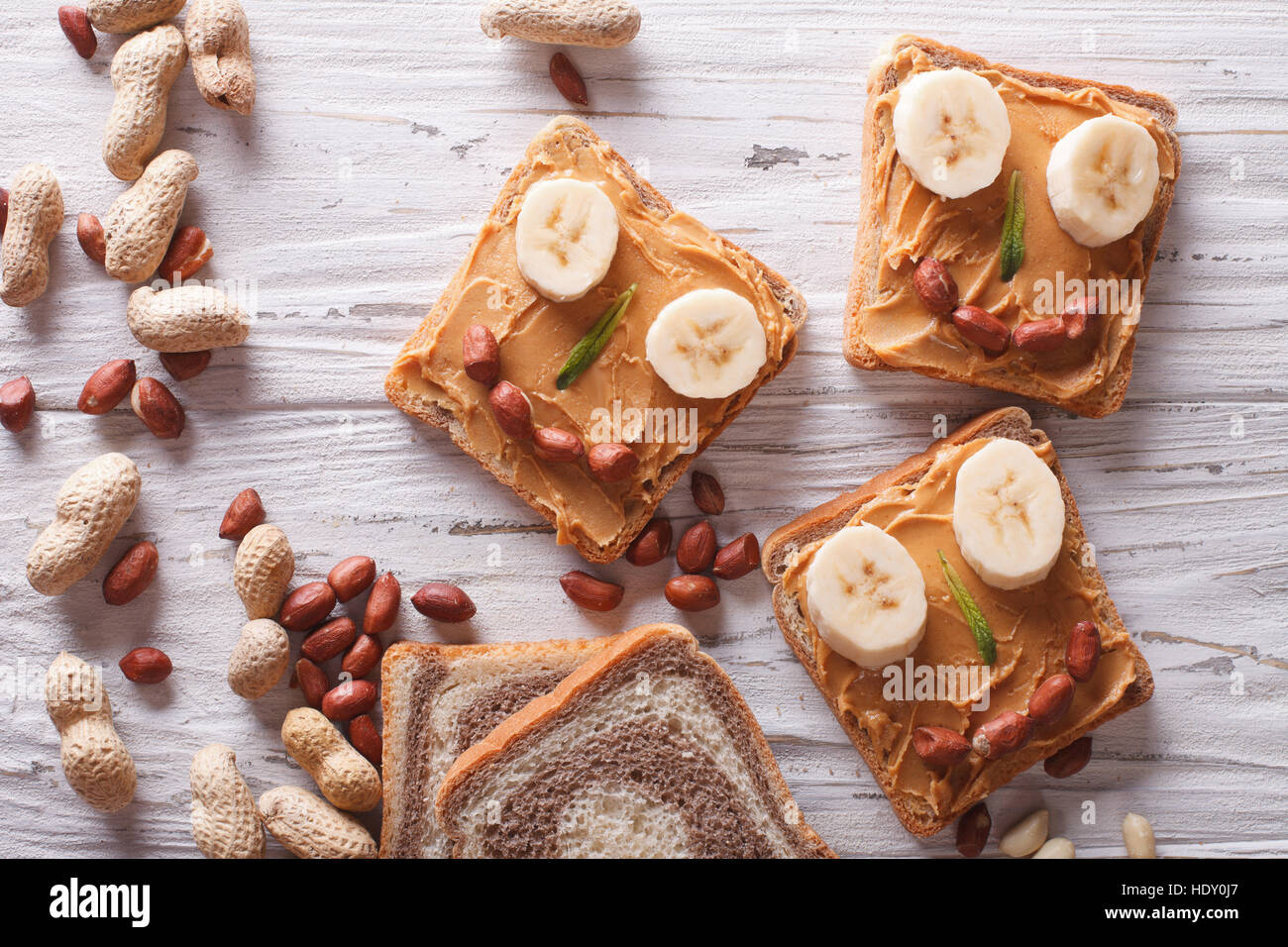 Lustige Sandwiches mit Erdnussbutter. horizontale Ansicht von oben Stockfoto