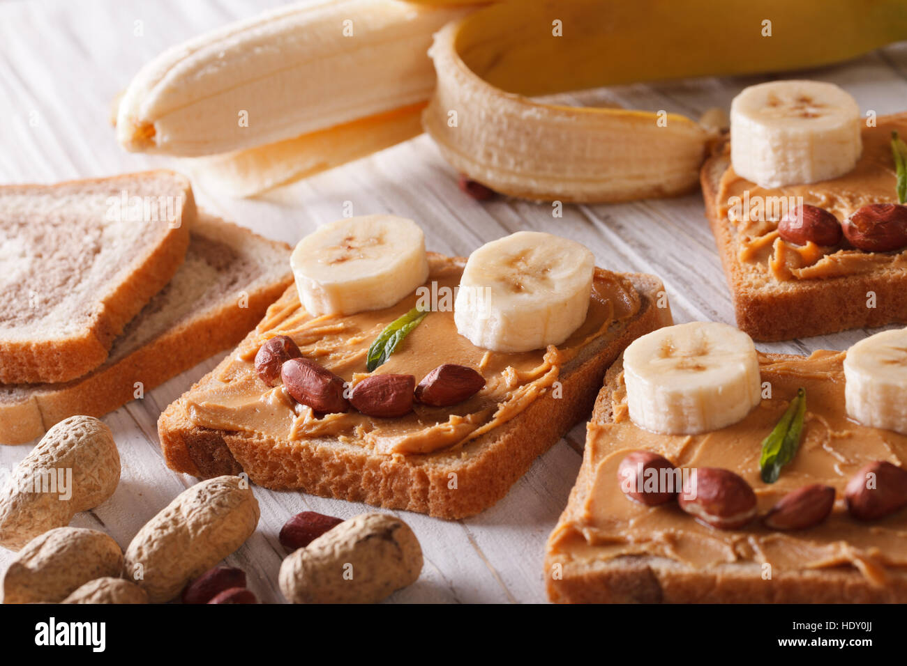 Lustige Sandwiches mit Erdnussbutter und Banane auf dem Tisch. horizontale Stockfoto