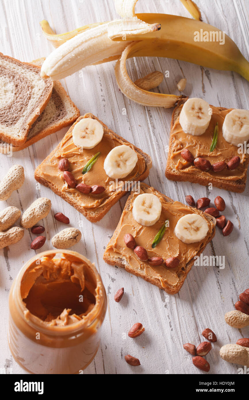 Sandwiches mit Erdnussbutter und Banane auf dem Tisch. Vertikale Ansicht von oben Stockfoto