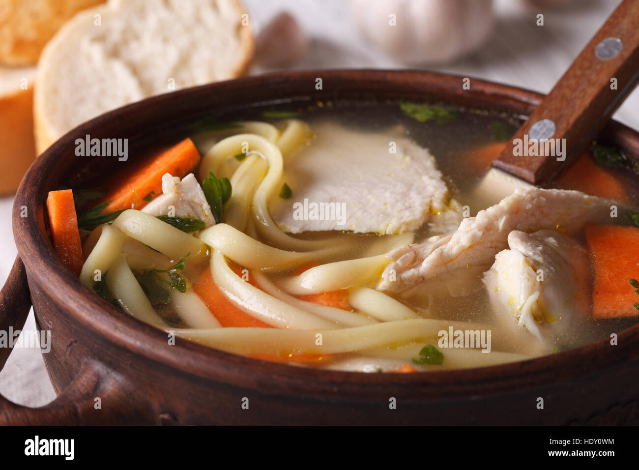 Hausgemachte Suppe mit Nudeln, Huhn und Gemüse Nahaufnahme. horizontale Stockfoto