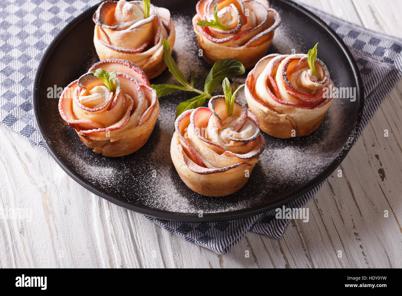 Schöne Äpfel gebacken in Form von Blumen. horizontale Stockfoto