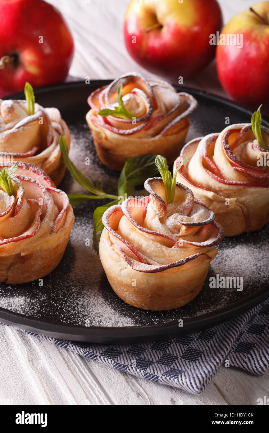 Leckere Apfelkuchen in Form von Rosen. Festliche Gebäck, vertikale Nahaufnahme Stockfoto