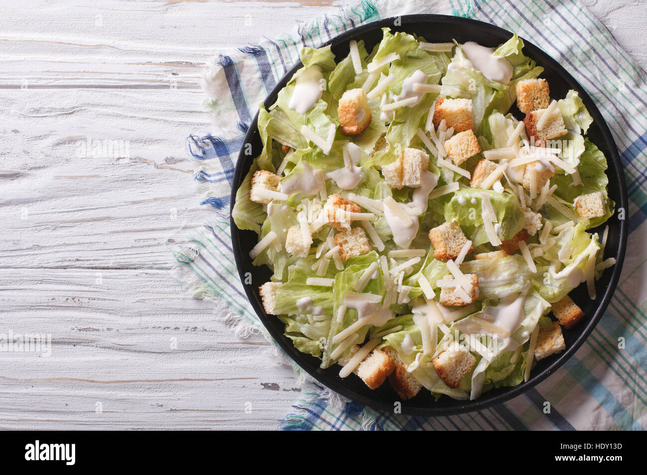 Traditionelle Caesar Salat mit Croutons und Parmesan auf einem Teller. horizontale Ansicht von oben Stockfoto