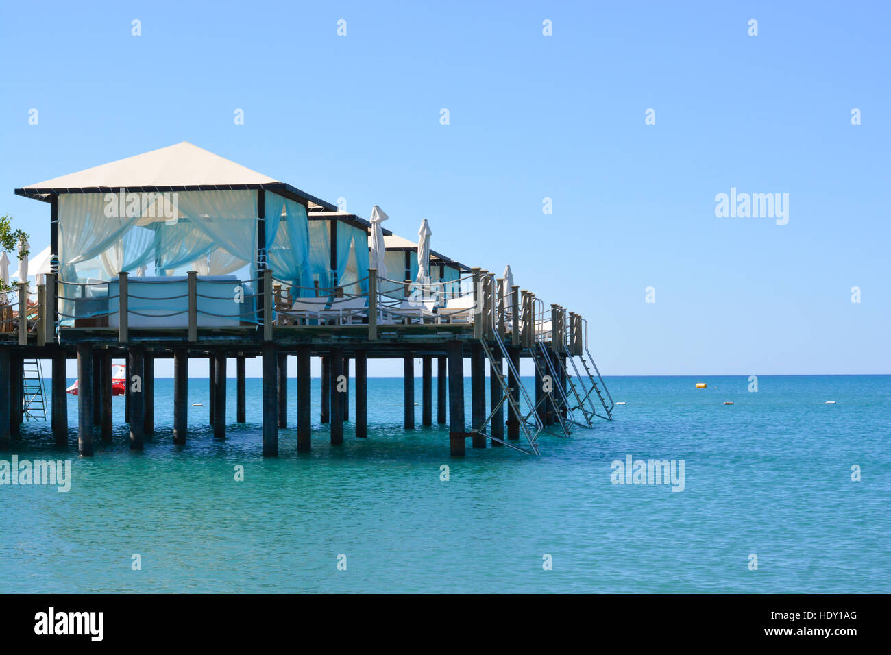 Strand-Landschaft mit Meer, Himmel und Vordach in einem Luxus-resort Stockfoto