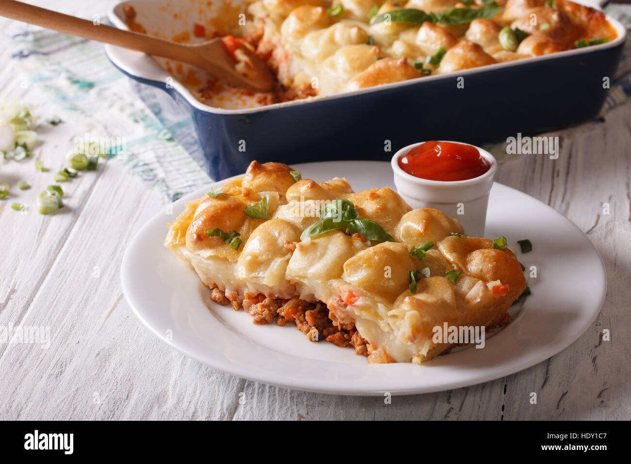 Shepherds pie Slice Closeup auf einem weißen Teller. horizontale Stockfoto