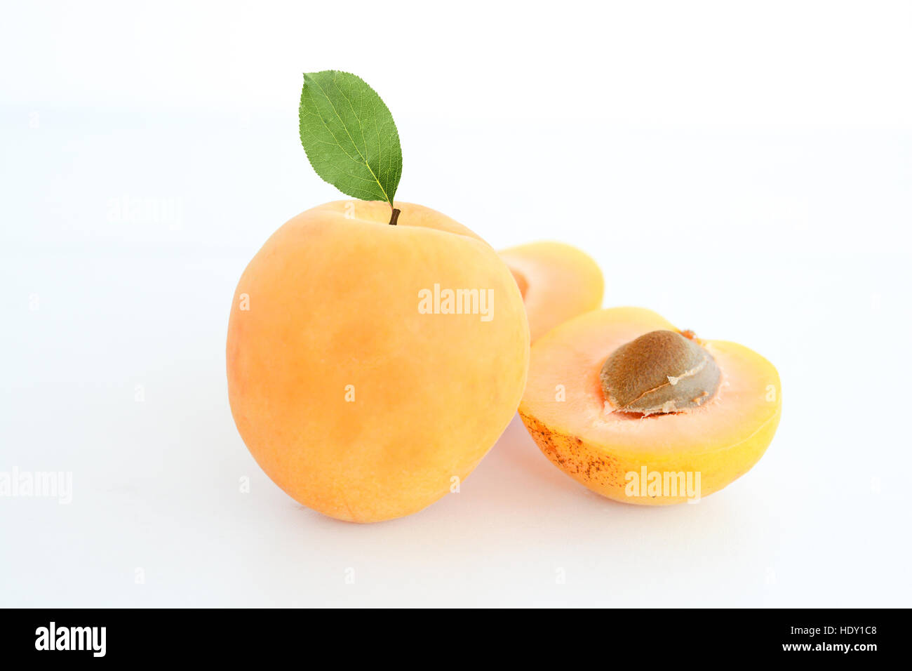 Aprikose Frucht isoliert auf weißem Hintergrund mit grünen Blatt Stockfoto