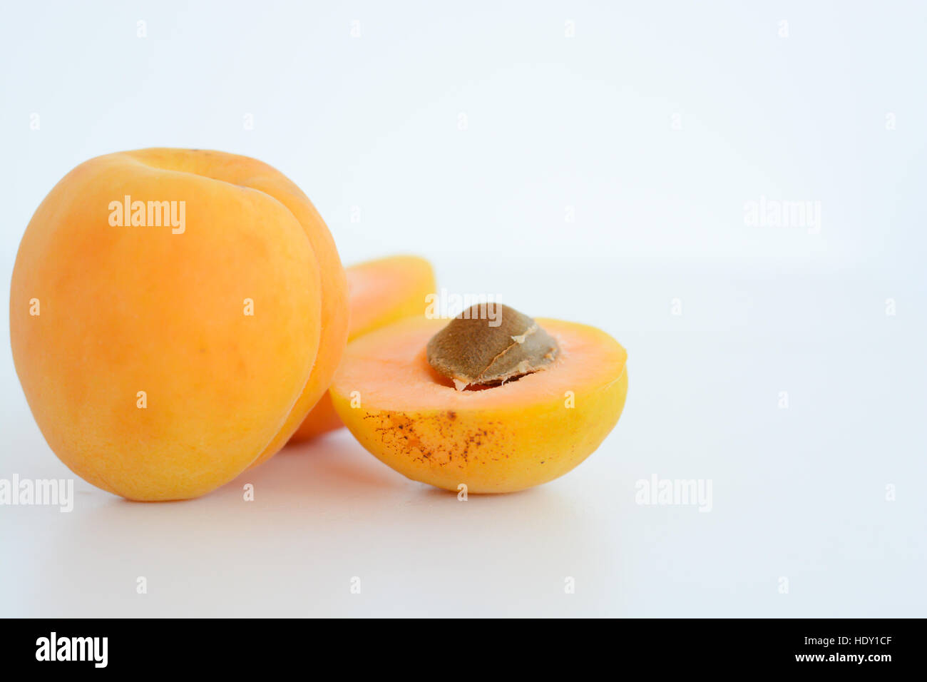 Aprikose Frucht isoliert auf weißem Hintergrund Stockfoto