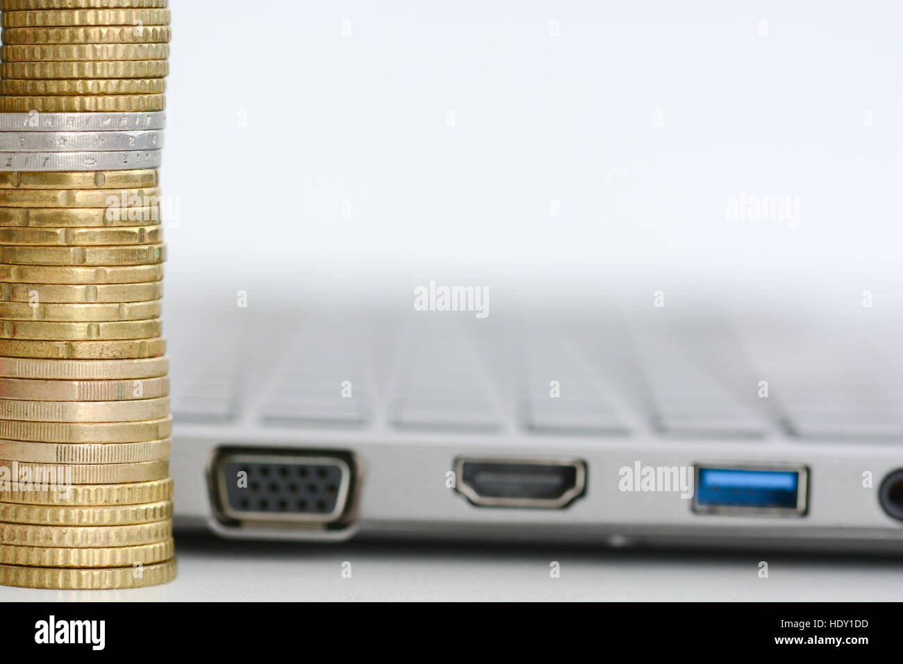 Stack oder Stapel von Münzen und eine Laptop-Tastatur Stockfoto