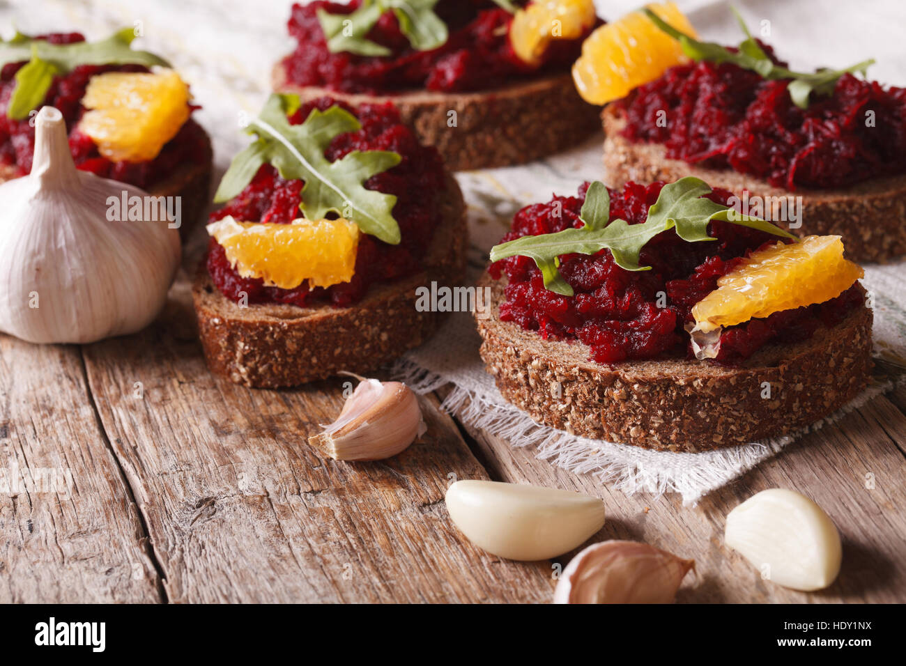 Sandwich mit Rüben, Orangen und Rucola Nahaufnahme. horizontale, rustikalen Stil Stockfoto