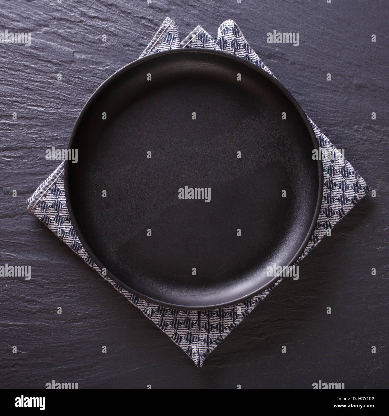 Geschirr: schwarze leeren Teller auf den Tisch. Ansicht von oben Stockfoto