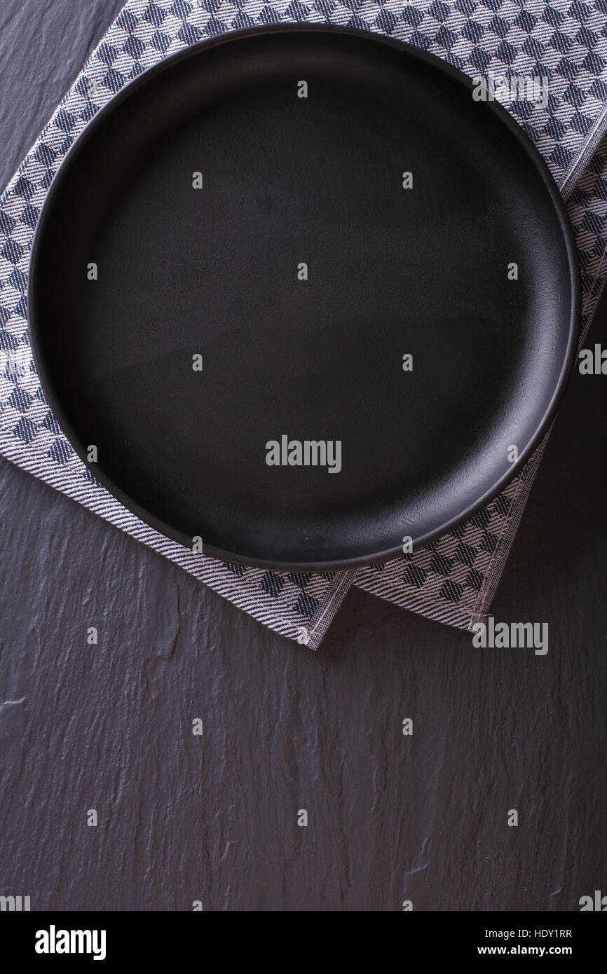 Geschirr: schwarze leeren Teller auf den Tisch. Ansicht von oben senkrecht Stockfoto