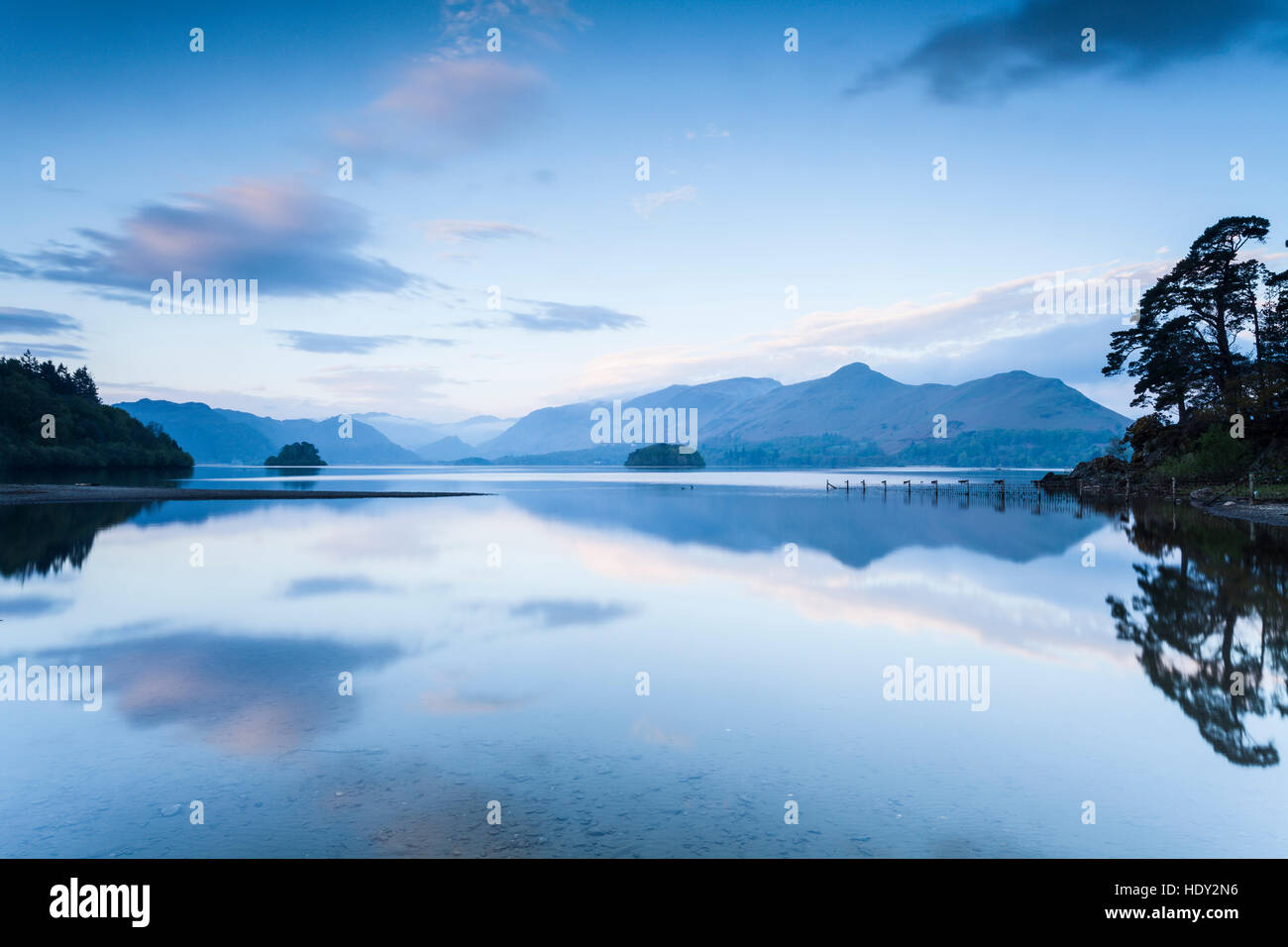Derwent Water auf einem noch Frühlingsmorgen. Stockfoto