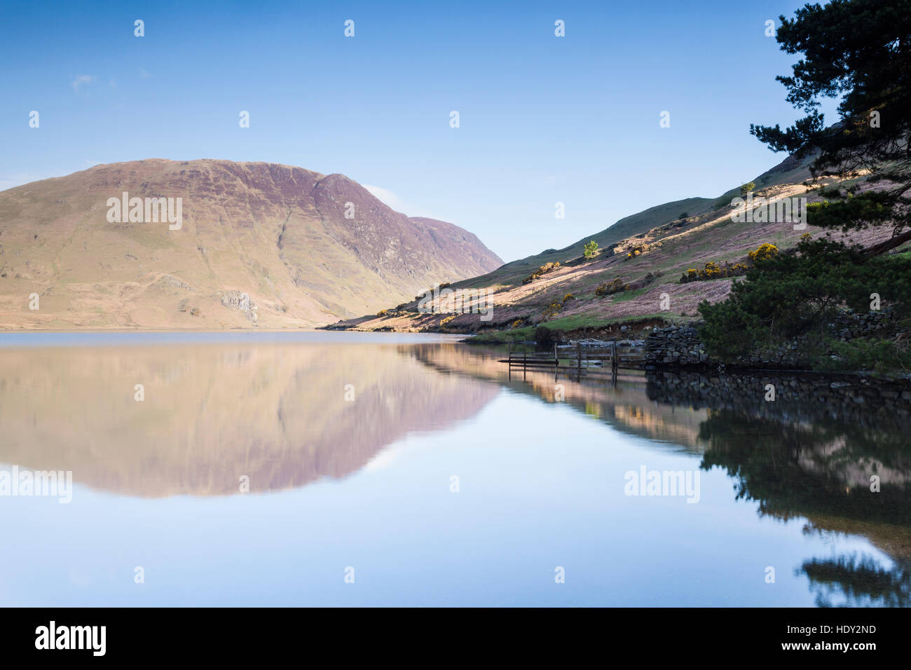 Crummock Wasser auf einem noch Frühlingsmorgen. Stockfoto