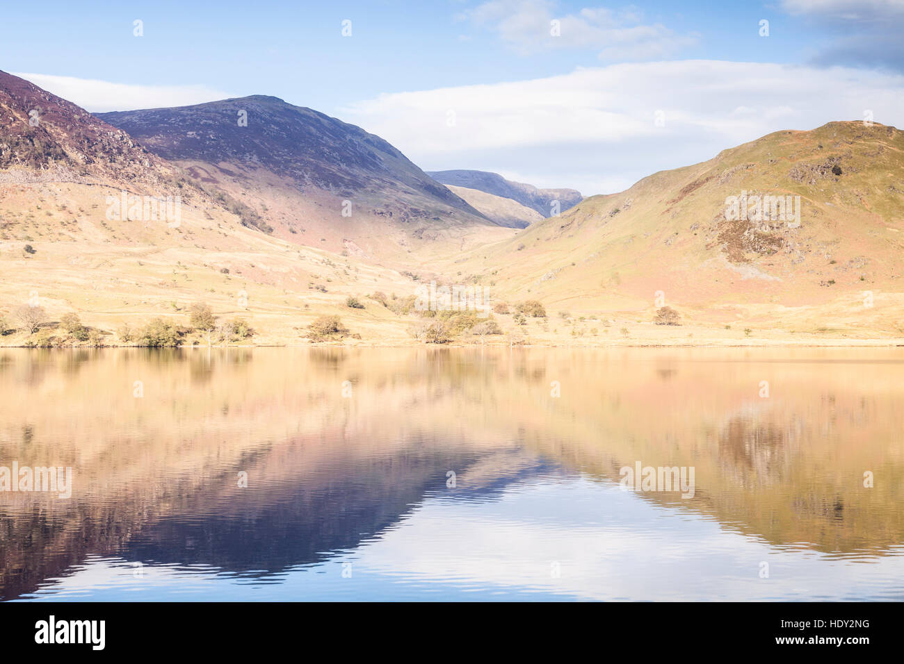 Crummock Wasser auf einem noch Frühlingsmorgen. Stockfoto