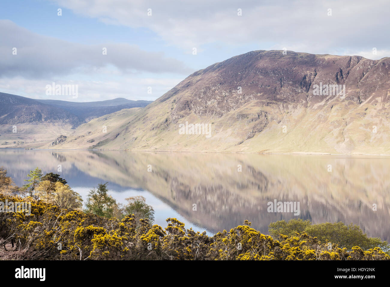 Crummock Wasser auf einem noch Frühlingsmorgen. Stockfoto