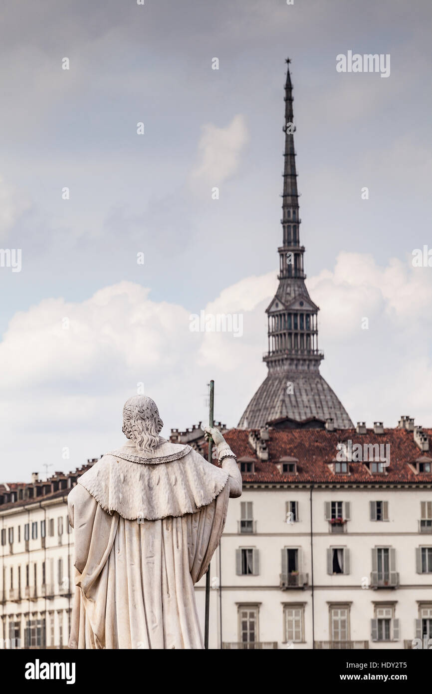 Eine Statue vor Gran Madre di Dio überblickt, Mole Antonelliana. Stockfoto