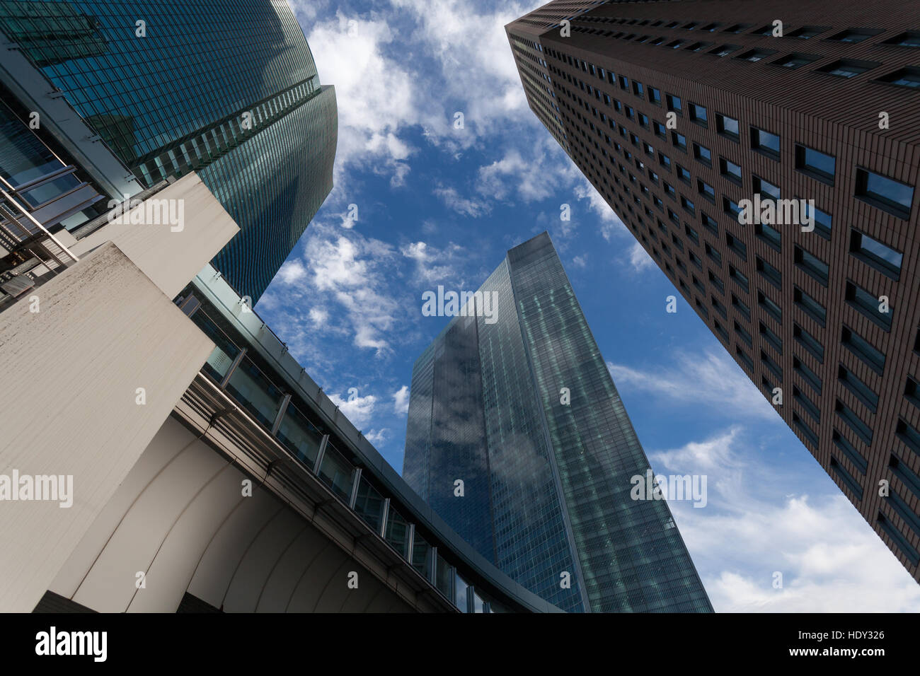 Das Dentsu-Firmengebäude in Shiodome, Shimbashi, Tokio, Japan. Stockfoto