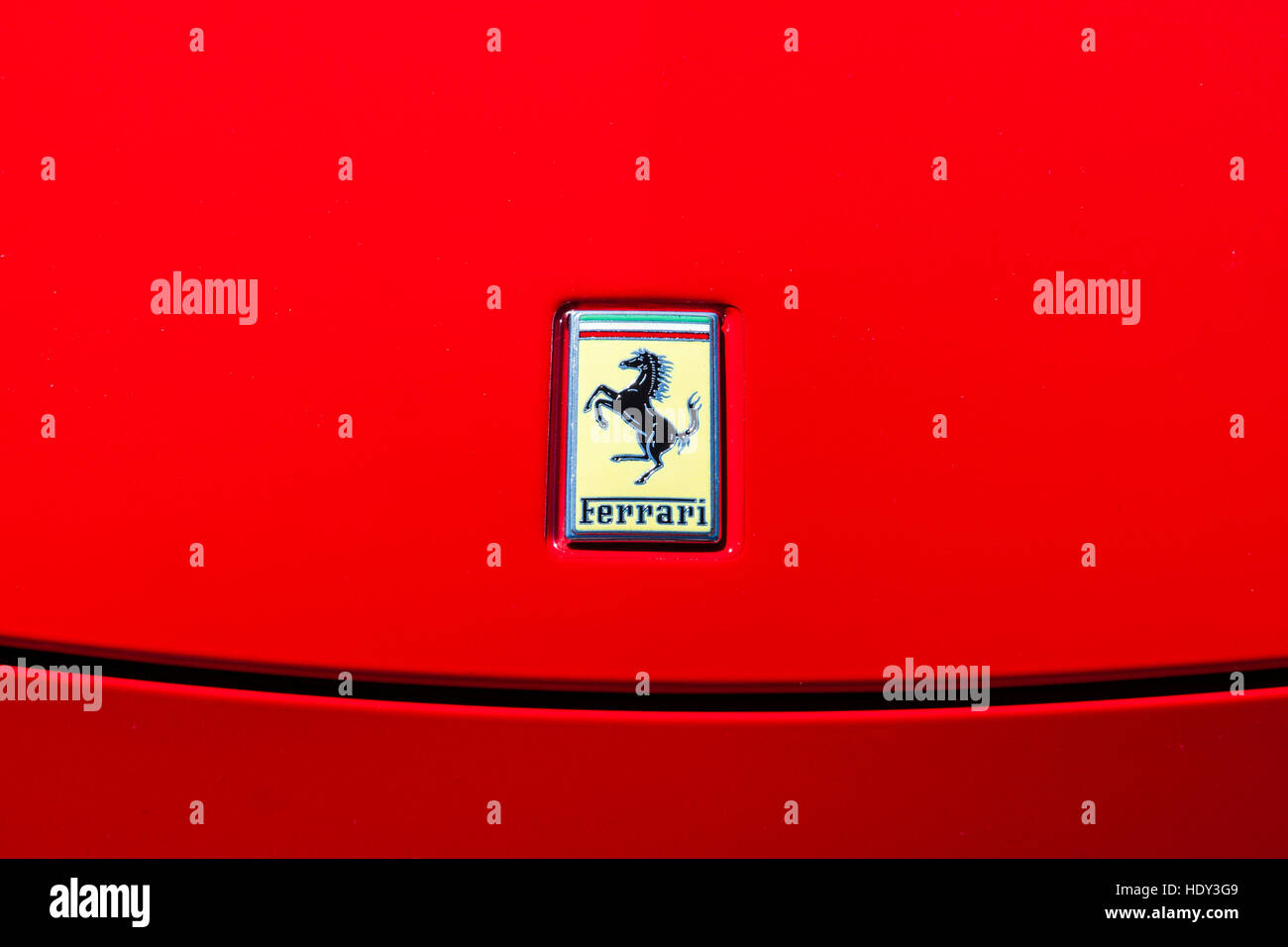 Japan. Ferrari 458 Italia Auto, Kobe. Rote Motorhaube und Ferrari Logo. Stockfoto