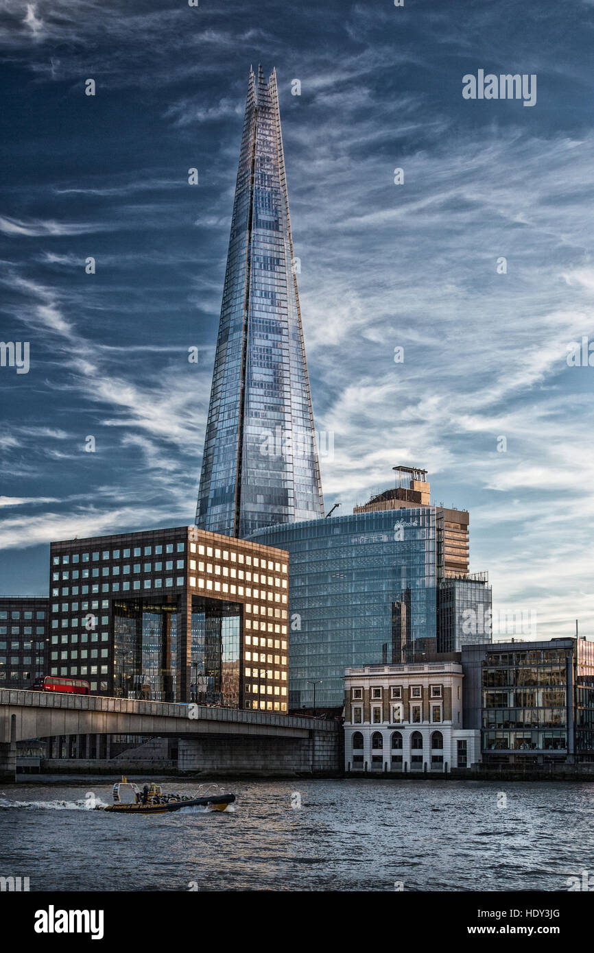 Londons Shard fotografiert bei Sonnenuntergang von der Nordseite der Themse und London Bridge zu zeigen Stockfoto