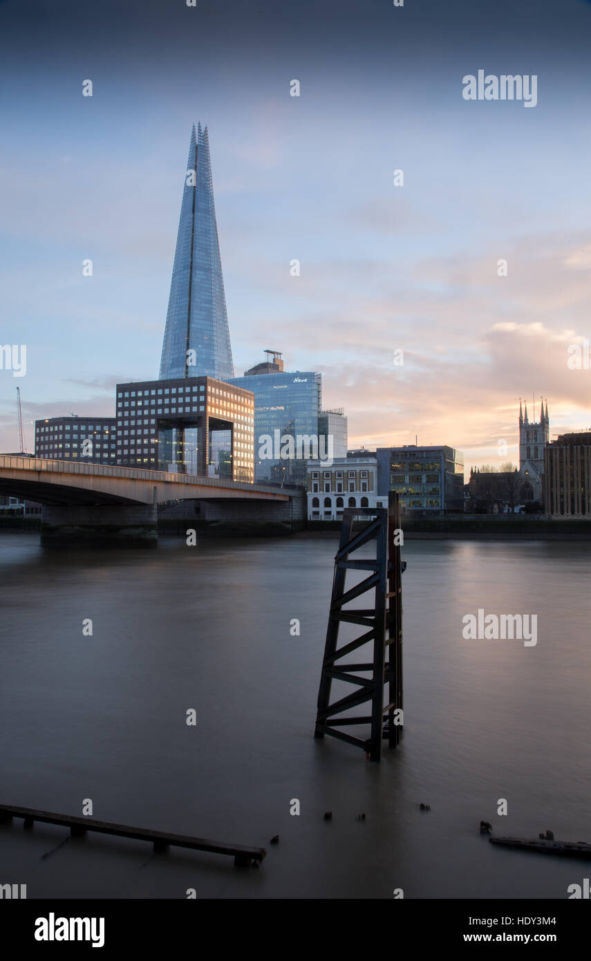 Londons Shard fotografiert bei Sonnenuntergang von der Nordseite der Themse und London Bridge zu zeigen Stockfoto