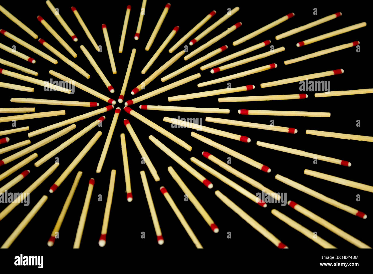 Eine komplexe Stern-Design mit Streik-überall spielen, auf schwarzem Hintergrund isoliert. Fotografiert von der Seite. Stockfoto
