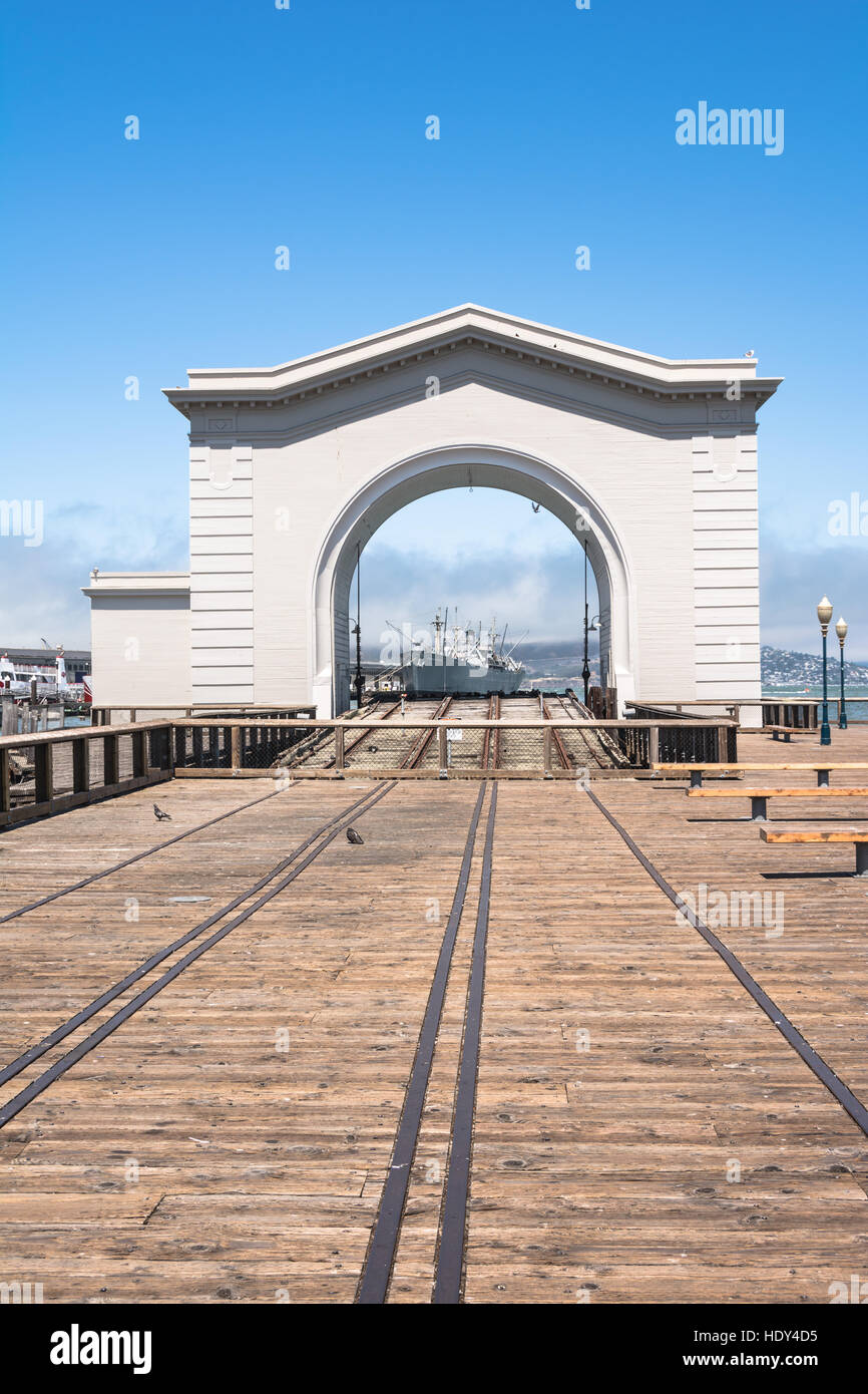 Das Schiff durch den Torbogen, San Francisco, Kalifornien Stockfoto