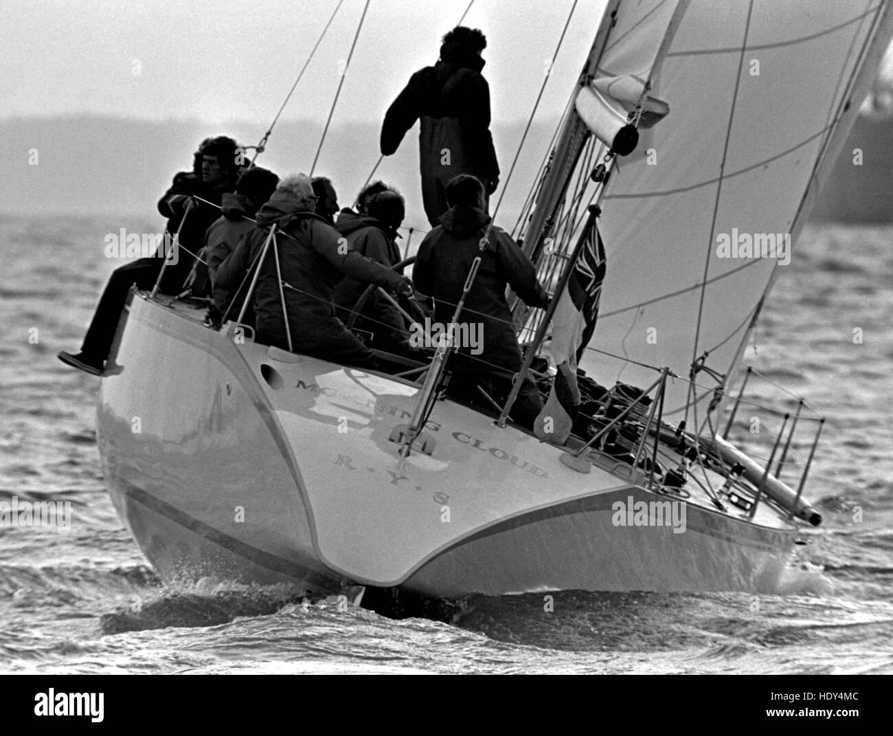 AJAX-NEWS-FOTOS. 31. JULI 1981. SOLENT, ENGLAND. -KANAL RACE - MORGEN CLOUD IV - EIGENTÜMER EDWARD HEATH SITZT IN DER STERN-BLÄTTER MIT SEGELN BERATER OWEN PARKER. PETER NICHOLSON IST AUF DEM RAD AM ABEND ANFANG DES RENNENS. FOTO: JONATHAN EASTLAND/AJAX REF: 813107 25/KANAL/MORGEN CLOUD IV. Stockfoto