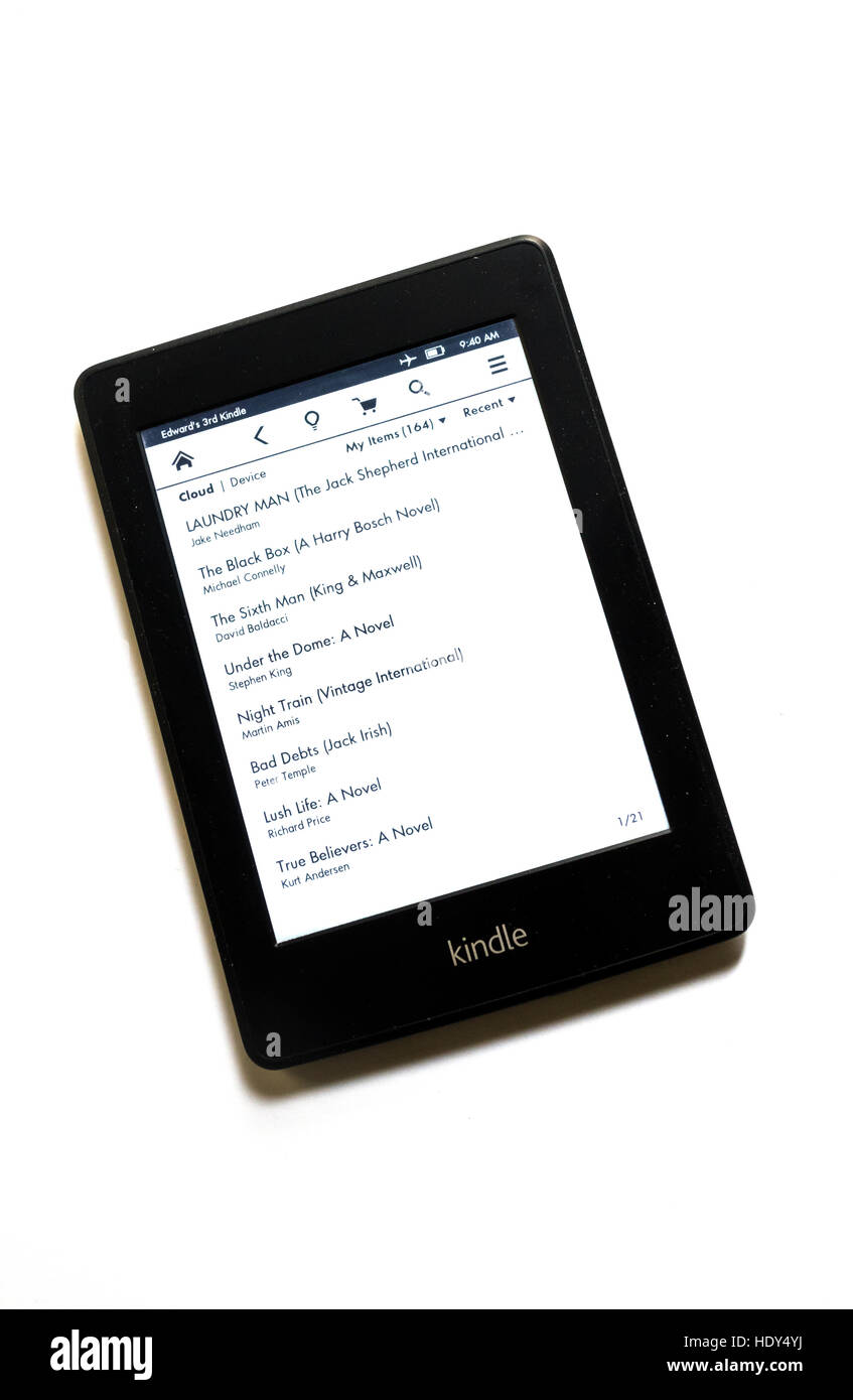 Kindle Paperwhite E-Reader zeigt beleuchtete Menü Stockfoto