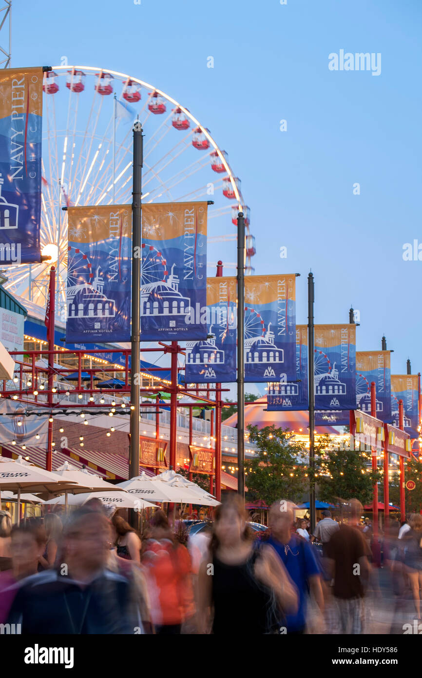 Riesenrad und Menge, Navy Pier, Chicago, Illinois USA Stockfoto