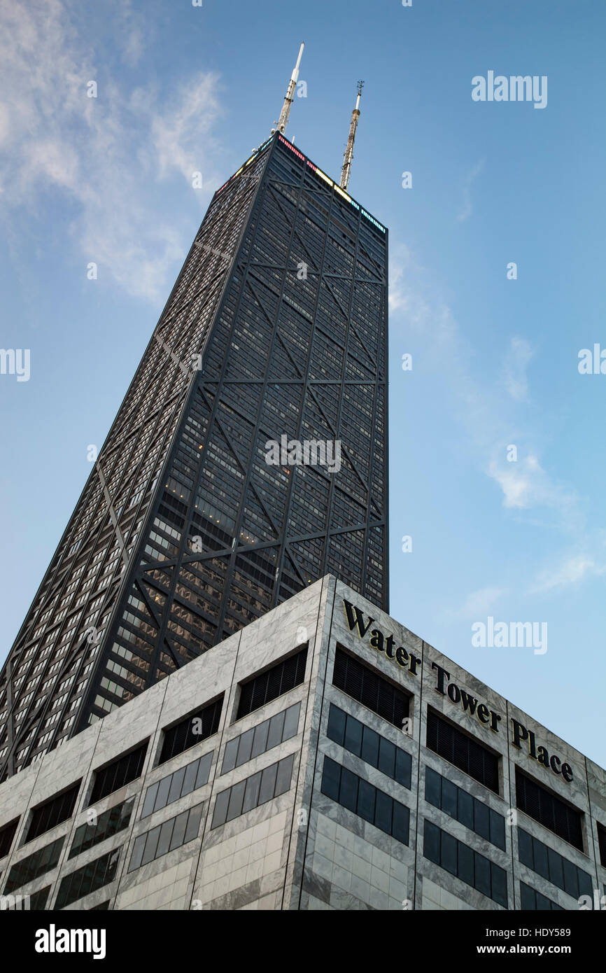 875 N. Michigan Avenue, die früher als Hancock Tower Center und Water Tower Place, Chicago, Illinois USA bekannt Stockfoto