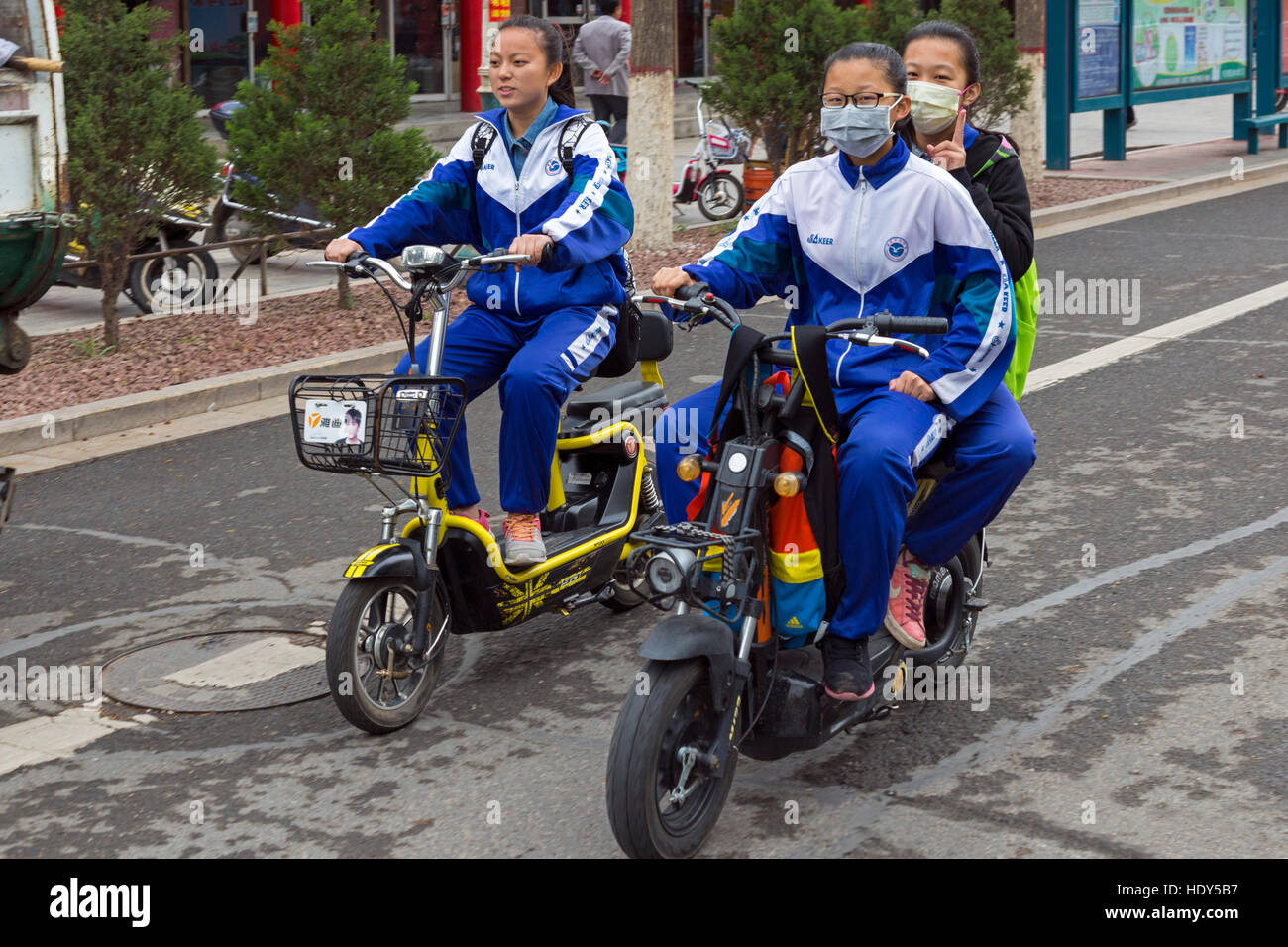 Schulmädchen auf Fahrräder, Zhongwei, Ningxia, China Stockfoto