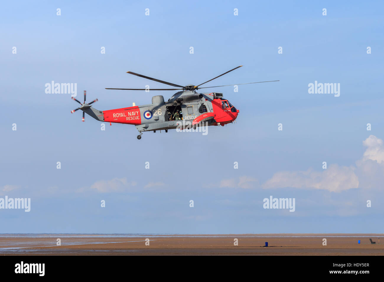 Royal Navy Seaking Search and Rescue Helikopter schwebend bereit, eine mock Rettung auf der Southport Airshow durchführen Stockfoto