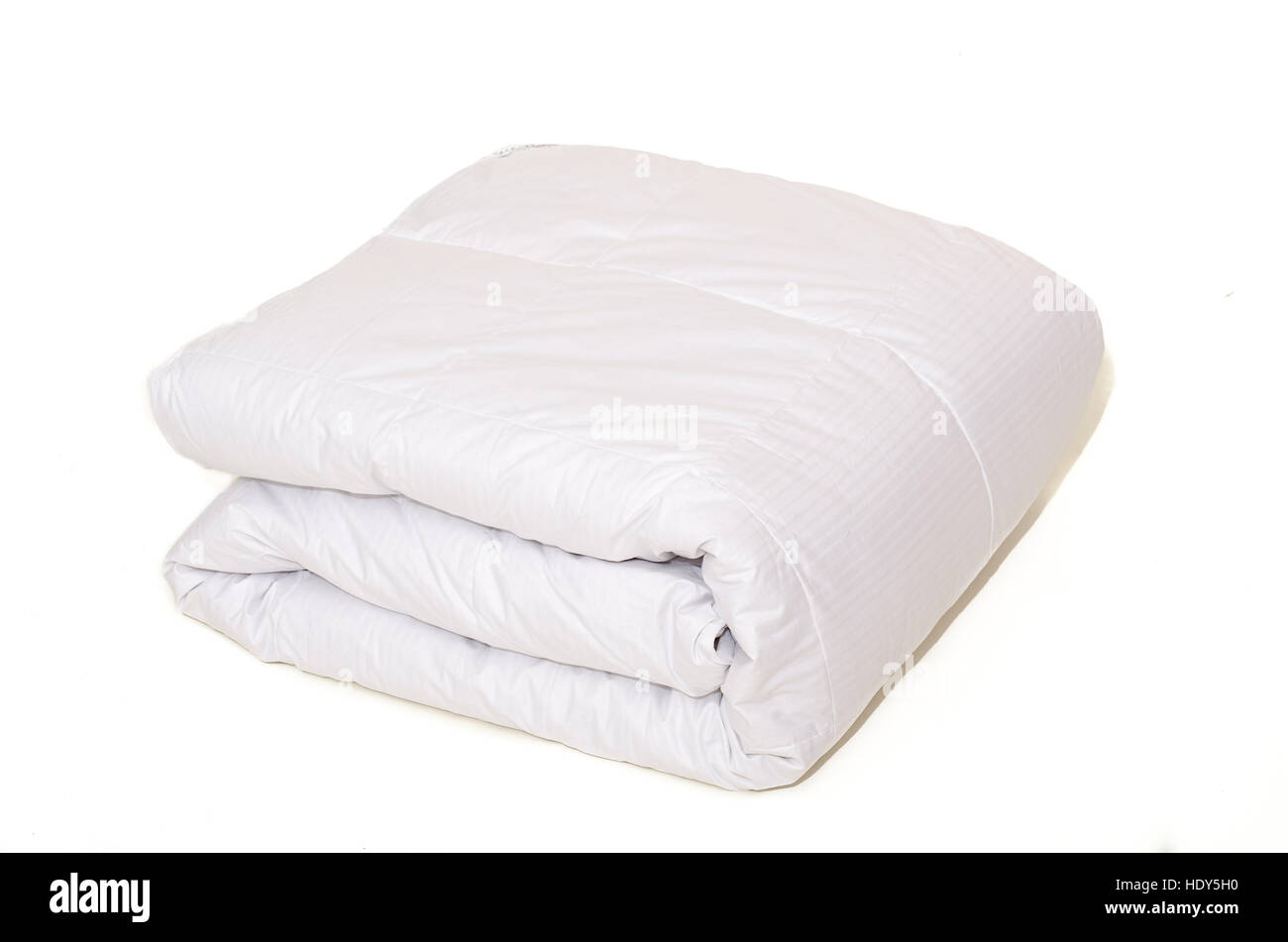 Weißen Bettbezug auf weißem Hintergrund isoliert gerollt Stockfoto