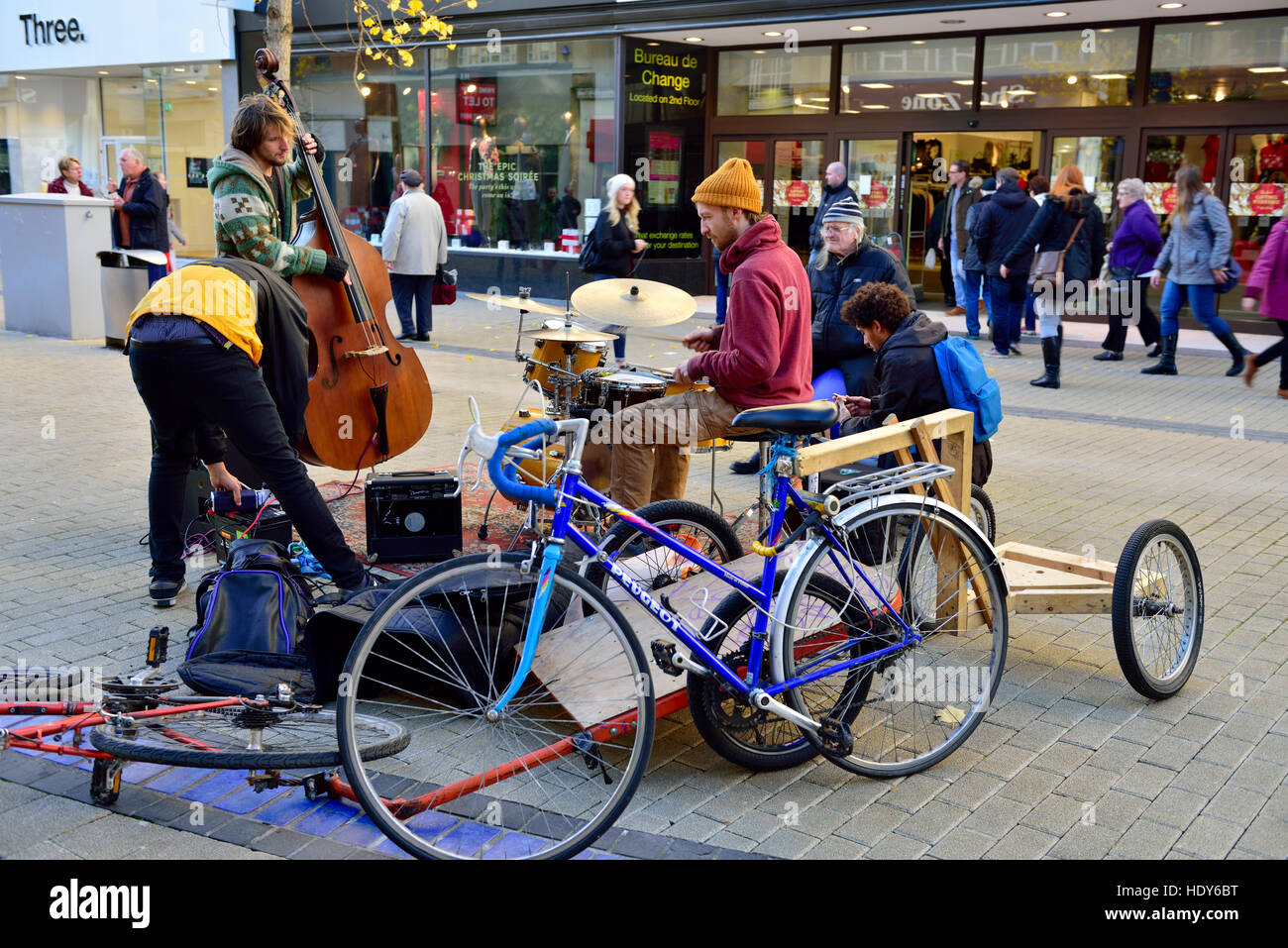 Gruppe Einstellung für Straßenmusik mit klassischer Musik, Broadmead, Bristol, UK Stockfoto