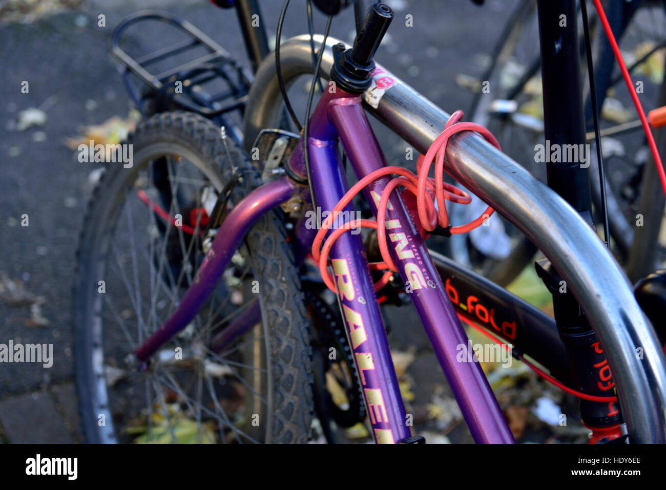 Fahrräder gesperrt, zusammen mit Kabalen Fahrradschloss, UK Stockfoto