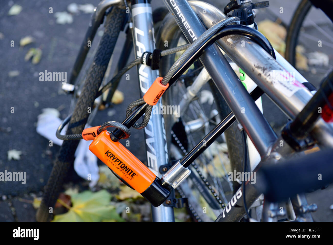 Fahrrad gesperrt Rack mit "D Kryptonite" und Kabalen Fahrradschloss, UK Stockfoto