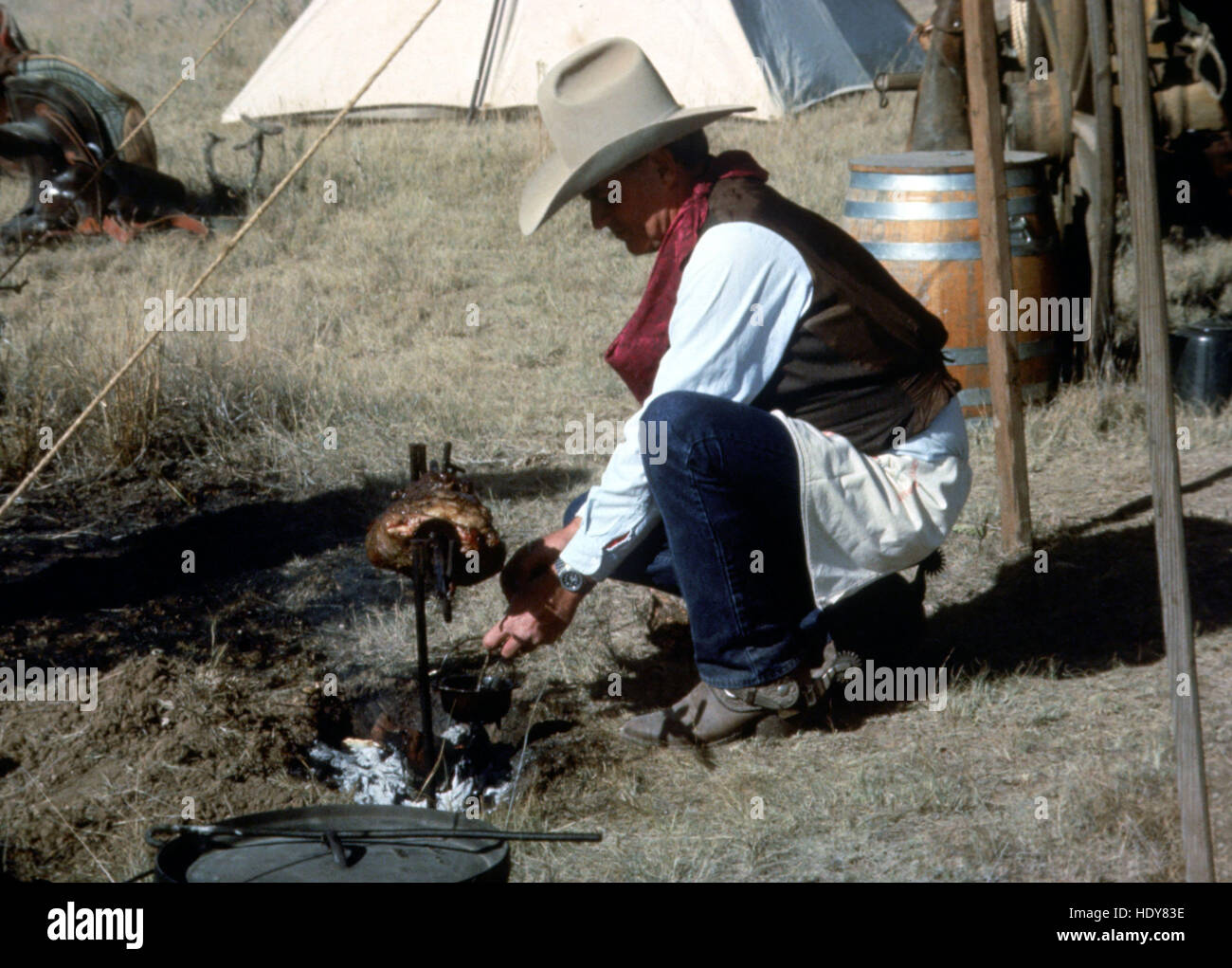Ein Cowboy sein Abendessen über einem Lagerfeuer an der Cowboy Symposium Stockfoto