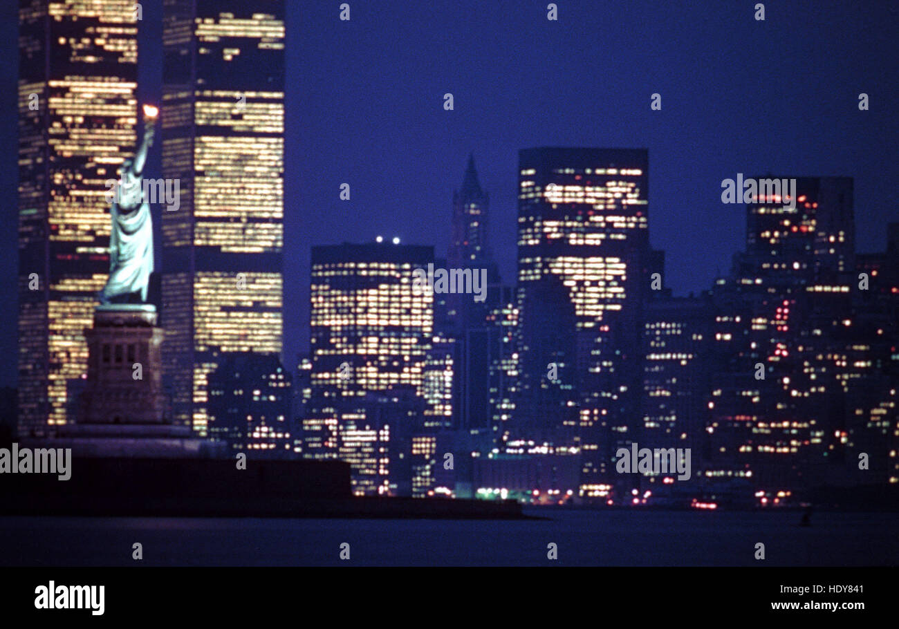 Ein Abend Blick auf die Skyline mit den Zwillingstürmen des World Trade Center und die Freiheitsstatue auf der linken Seite sichtbar. Stockfoto
