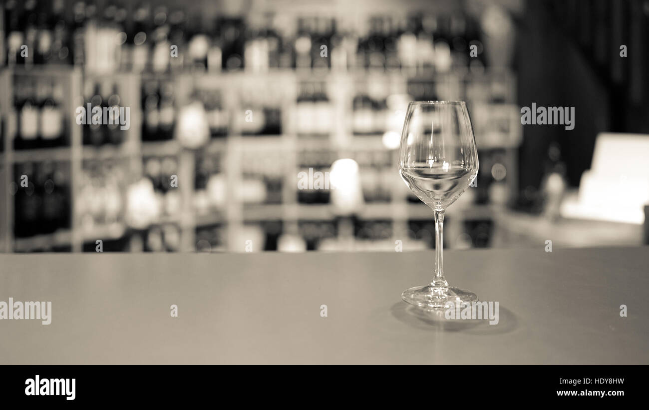 Weißweinglas in einem italienischen Wein Shop. Stockfoto