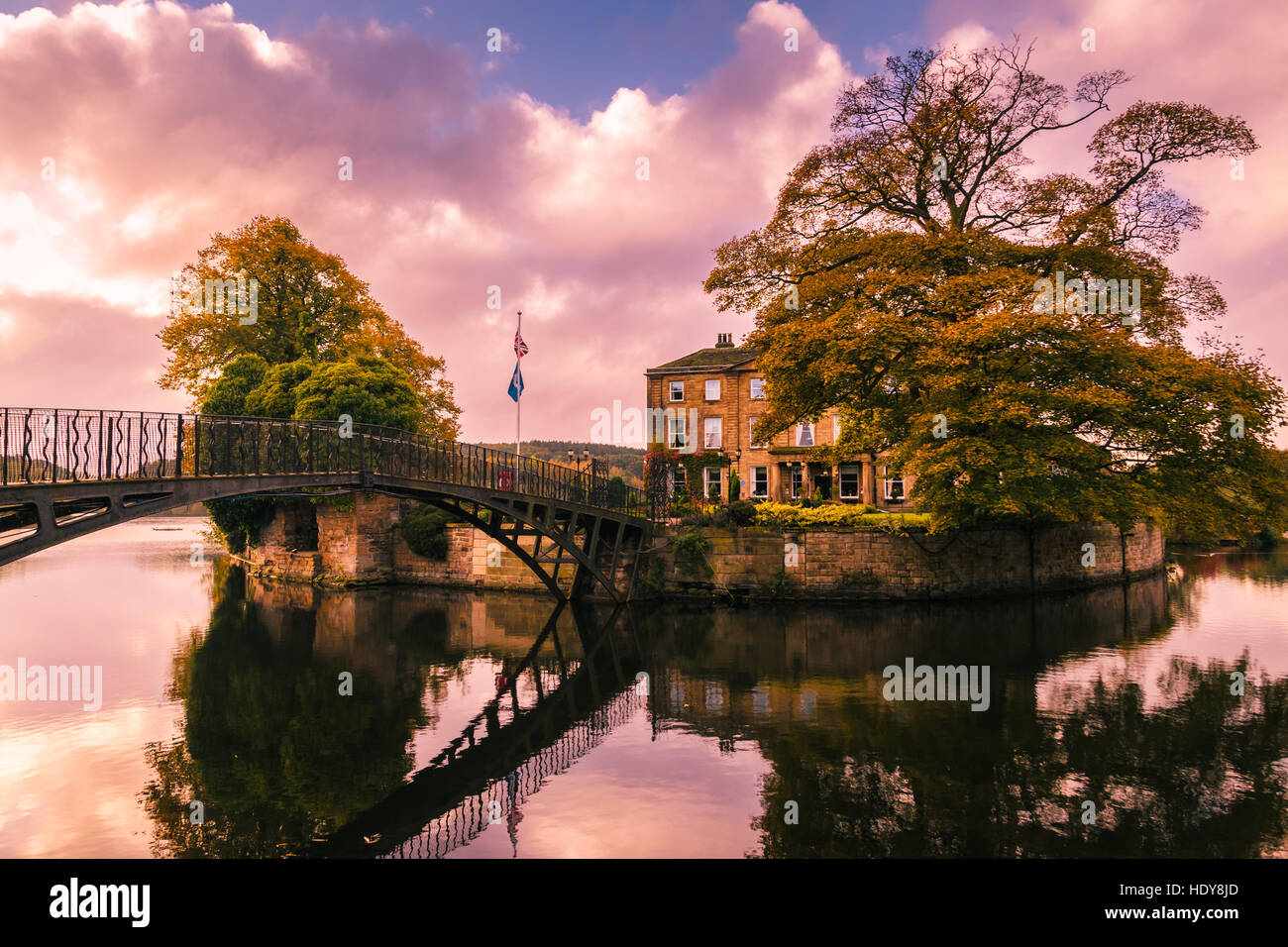 Wakefield, Großbritannien - 20. Oktober 2016: Walton Hall, ein 4-Sterne-Hotel in einer malerischen Umgebung mit sanften Parklandschaft mit eigenem See, eine Kulisse des anc Stockfoto
