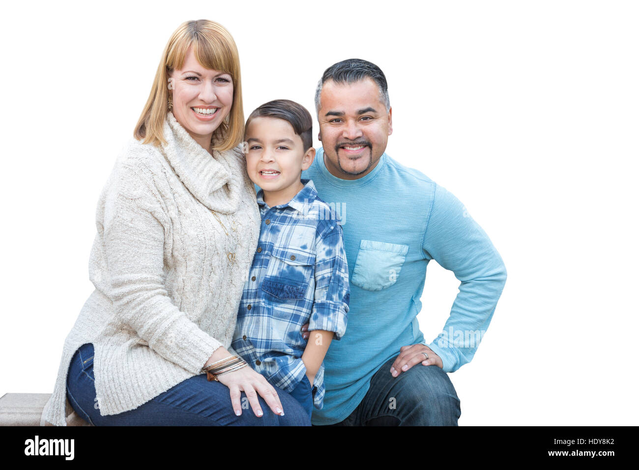 Happy Mixed Race Hispanic und kaukasische Familie isoliert auf einem weißen Hintergrund. Stockfoto