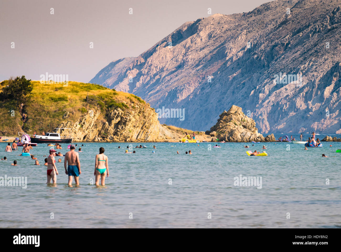 Rab, Kroatien - 5. August 2015: Die unberührte Küste und kristallklarem Wasser der Insel Rab, Kroatien. Stockfoto
