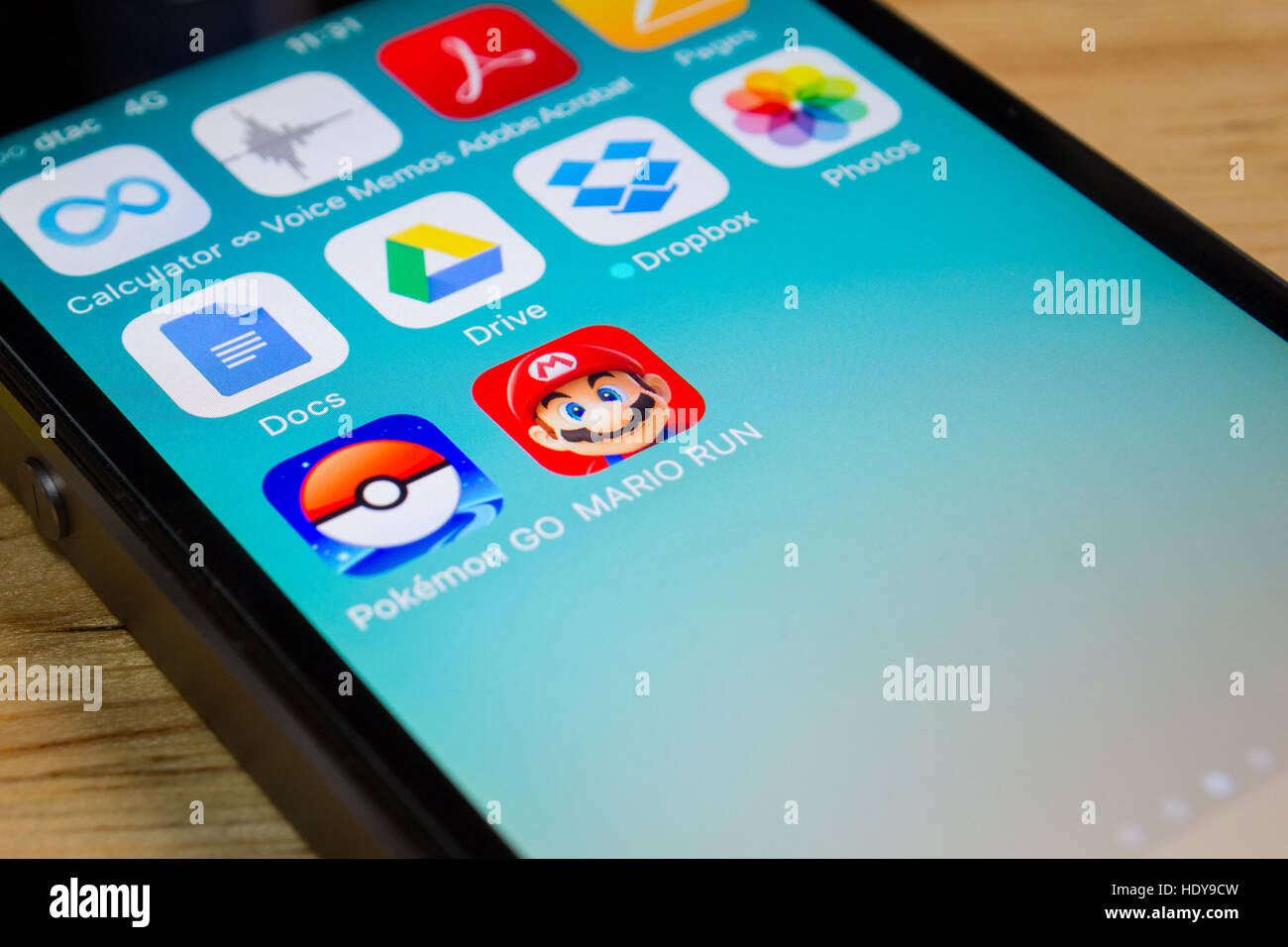 Bangkok, Thailand - 16. Dezember 2016: Apple iPhone5s zeigt seinen Bildschirm mit Pokemon gehen und Super Mario Run Anwendung. Stockfoto