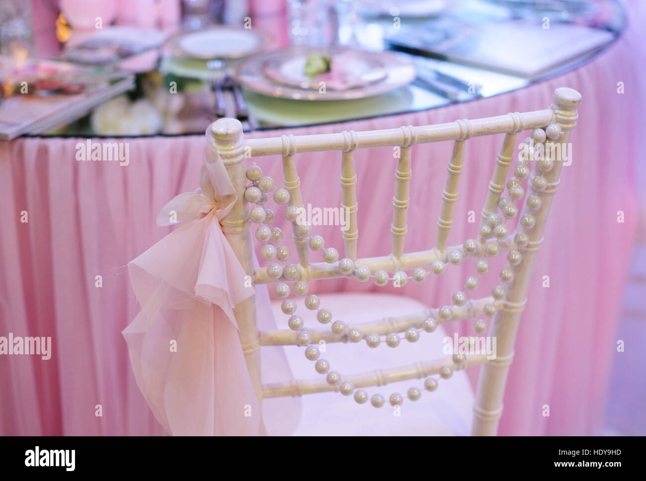 weiße Hochzeit Dekor Stuhl in der Nähe von Tisch in einem restaurant Stockfoto