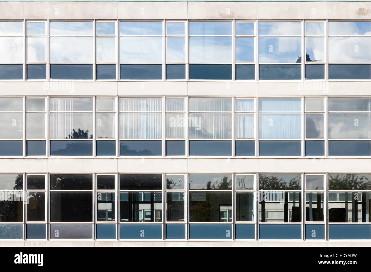 Bürofenster in einem Verschluss (Konsortium von lokalen Behörden Sonderprogramm) Gebäude in der County Hall, West Bridgford, Nottinghamshire, England, UK Stockfoto