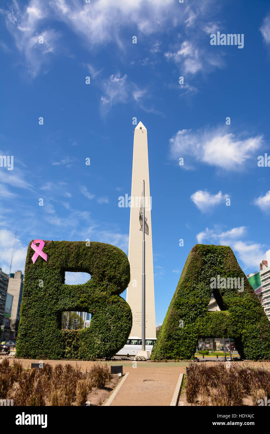 Obelisk und BA Text mit Hecke in Buenos Aires (Argentinien) Stockfoto