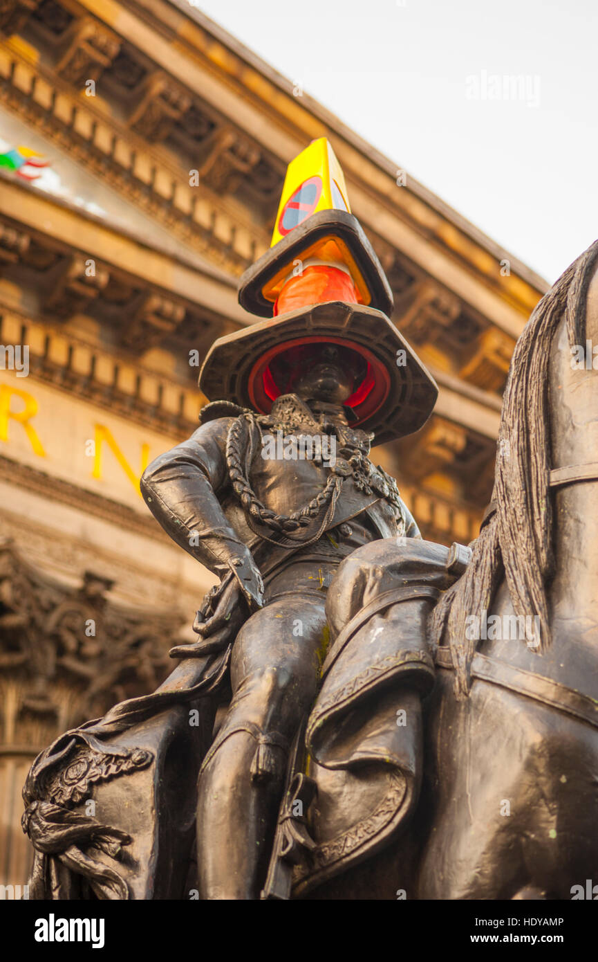 Die Statue von der Herzog von Wellingto außerhalb GoMA im Royal Exchange Square. Durch Tradition ist immer ein Verkehr Kegel auf dem Kopf. Hier das ist auch eine Stockfoto